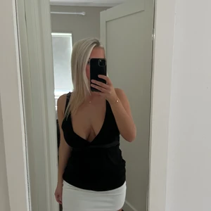 Svart topp - Säljer detta ursnygga linnet som jag köpt second hand! Superfint skick, säljer för att det inte kommer till användning🫶🏼 Den är i st M men passar mig som har en S