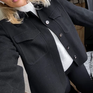 Jacka  - Superfin jacka! Endast använd ett fåtal gånger så den är i jättefint skick! (Frakt tillkommer🤍)