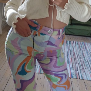 Mönstrade färgglada byxor ZARA - Byxor från ZARA i storlek 34🌈 Oanvända, med lapparna kvar. Kan mötas upp i Göteborg eller posta. Köparen står för frakten.