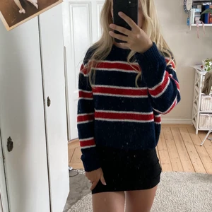 Stickad tröja - Super snygg stickad tröja, använt ett par gånger men inget som syns på plagget. Inte stickig!!! Köparen står för frakten. 