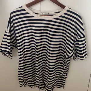 Randig t-shirt från Zara, använd två gånger. I bra skick. Säljer pågrund av att jag inte använder den. 🤍🖤🤍🖤