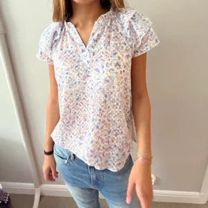 Blus!! - Säljer denna så fin blus i drömmiga färger!! Köppte den i new York och vet inte märket 