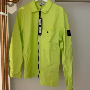 Stone Island overshirt  - Säljes helt ny overshirt, aldrig använd 3500 nypris.   Kom med bud