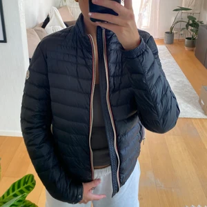 Moncler jacka - Mörkblå Moncler jacka i storlek 2 (medium), skulle mer säga en S. Unisex. Köpt för 3 år sen för 7000kr men knappt använd och hänger bara i min gaderob. Den är äkta, finns skanningskod på jackan. 