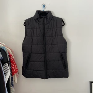 Söt väst - Säljer nu min fina väst som är helt ny och oanvänd på grund av att den är alldeles för stor. Köparen står för frakten💘