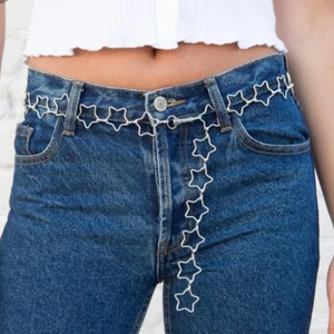 Silver star chain belt - Bälte med stjärnor från Brandy Melville. Oanvänt, 10/10 skick🖤 91cm och helt sjusterbart.