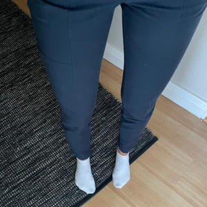 Blåa kostymbyxor  - Blåa kostymbyxor. Nyskick. Säljs pga att de är för små. Köparen står för frakten. Hör gärna av dig för mer information!🤍