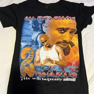 Tupac tröja köpt för 200 kronor Använd ungefär 1 gång