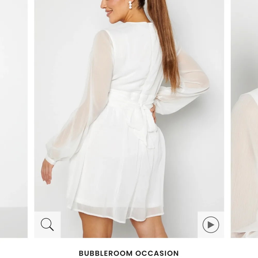 Hej! Säljer en vit klänning från bubbelpool. Aldrig använd pga för stor. Storlek 42. Säljer för 350kr, kan tänka mig att sänka. Nypris 549kr.. Klänningar.