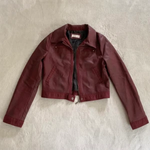 Röd skinnjacka - Mörkröd skinnjacka med snygga detaljer, från märket Urban Bliss! Står stl 8 och skulle säga att det är som XS/S, perfekt till hösten! ❤️‍🔥