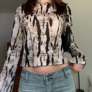 Mönstrad tröja - Mönstrad långärmad topp med lite utsvängda ärmar, vintage Kappahl! Står stl 38-40 men passar mig som brukar ha XS/S (lite uppsydd) 🖤