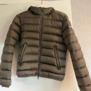Colmar jacka - Colmar ladies down jacket.  Säljer min fina colmar jacka som är köpt på Johnells för 4999kr.  Knappt använd, som ny💕  Passar storlek XS-S! Superfin och skön😍 Sista bilden visar färgen på insidan av jackan. 