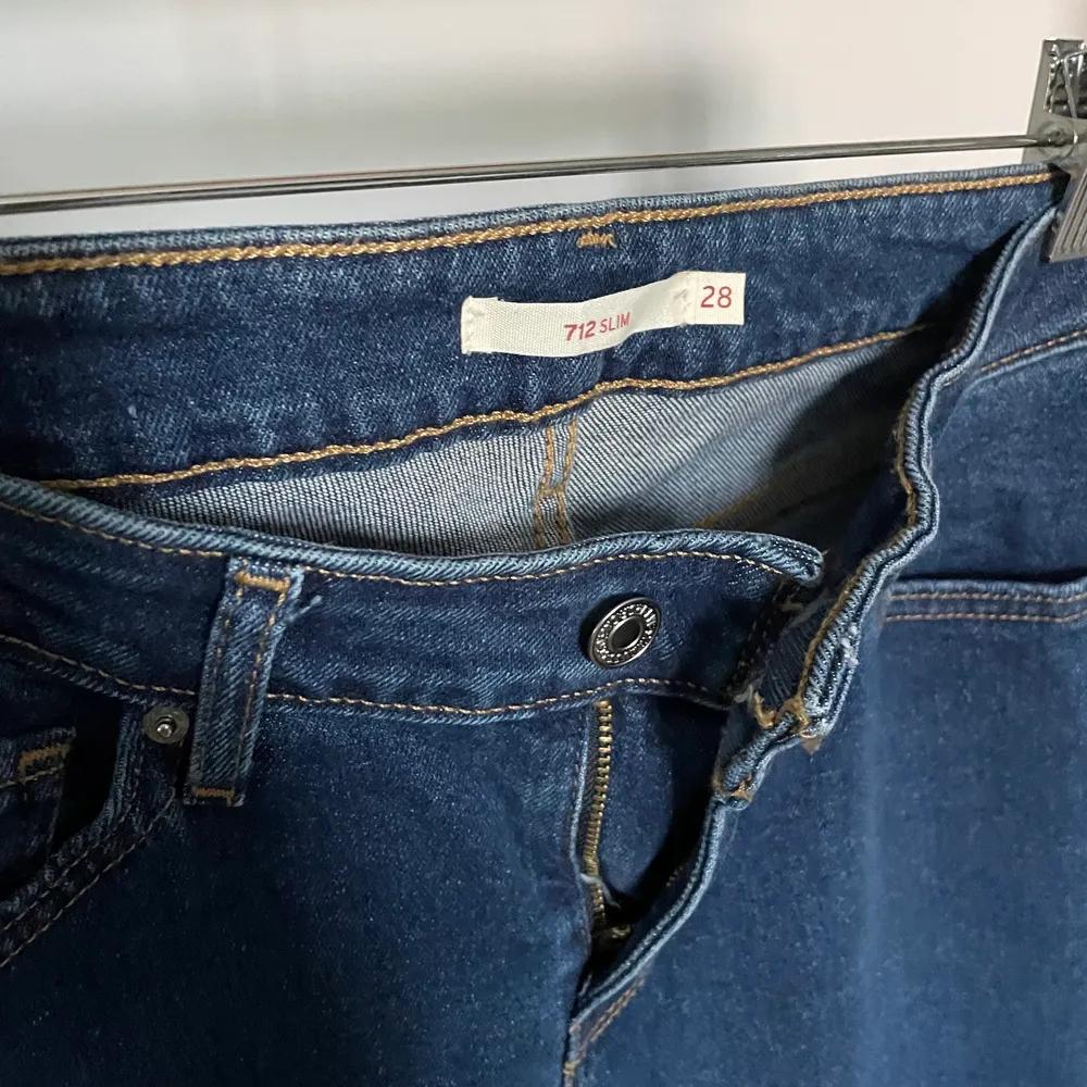 Oanvända jeans från Levis stl 28 motsvarar ungefär 38🤩. Modellen är slim jeans. Köparen står för frakten, kan mötas upp i Kalmar✨. Jeans & Byxor.