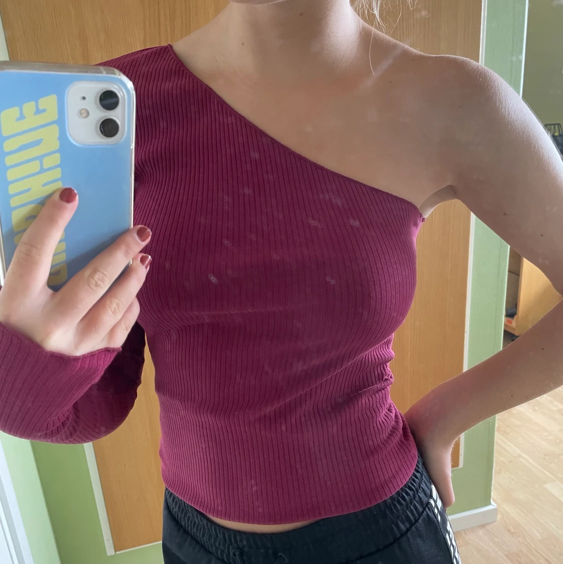 Lila one-shoulder topp från na-kd  - 90