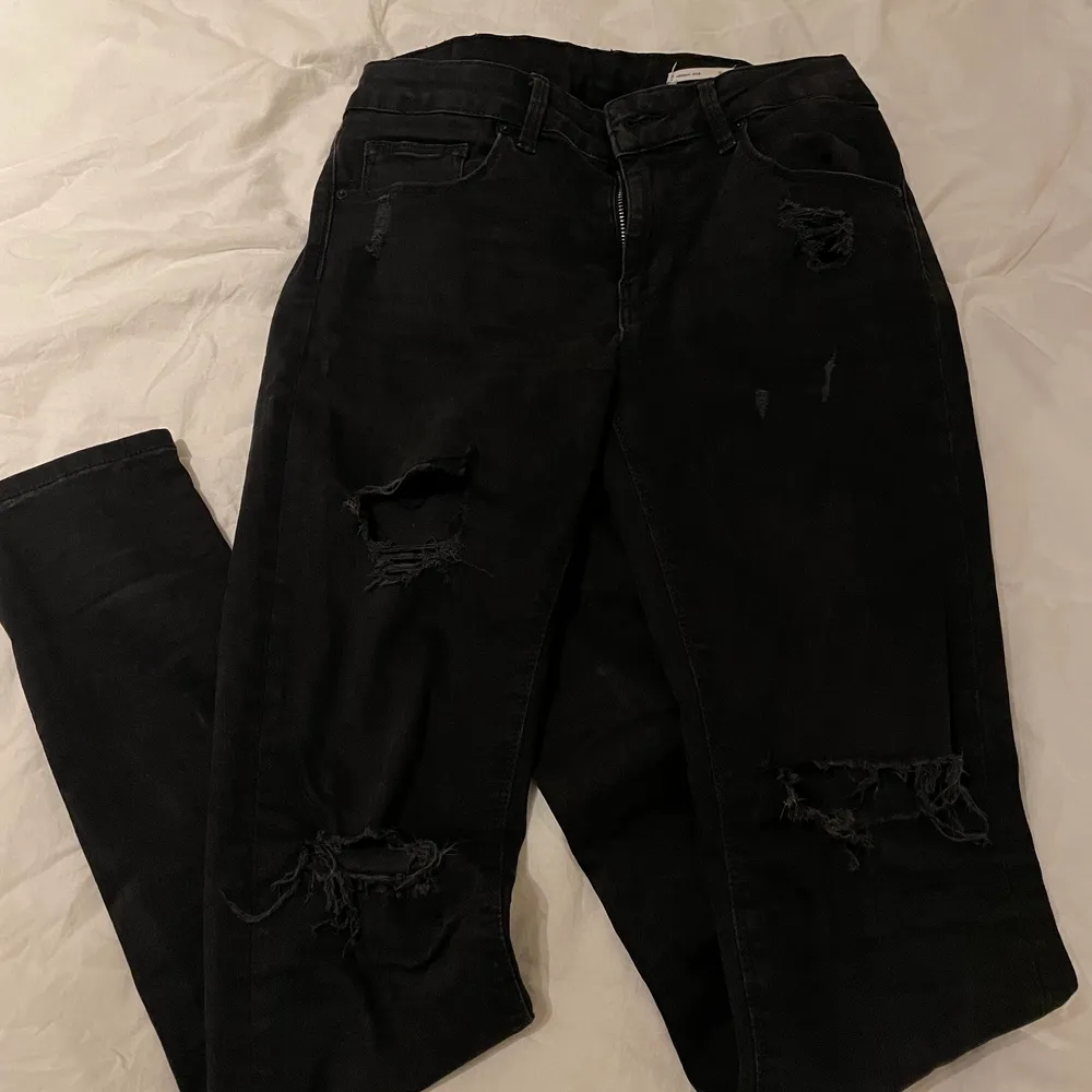 Svarta jeans med slitna hål storlek M, väldigt figursittande och mycket strech. Använd fåtal gånger .. Jeans & Byxor.