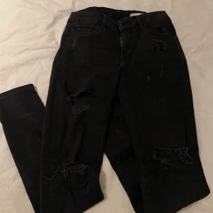 Svarta håliga Jeans storlek M  - Svarta jeans med slitna hål storlek M, väldigt figursittande och mycket strech. Använd fåtal gånger .