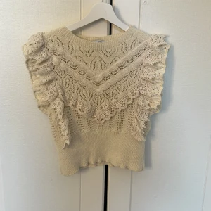 Stickad topp - Säljer denna supersöta topp från zara. Köpt förra sommaren och knappt använd. Priset är inklusive frakt!