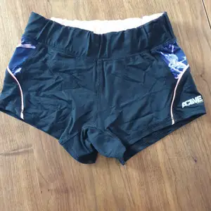 Snygga träningsshorts med liten ficka där bak. Använda men i bra skick. 