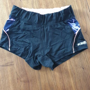 Träningsshorts - Snygga träningsshorts med liten ficka där bak. Använda men i bra skick. 