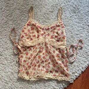 Fin topp - Såå fin blommig topp men står inget märke eller storlek, man kan dock knyta bak/fram! Skulle säga S 
