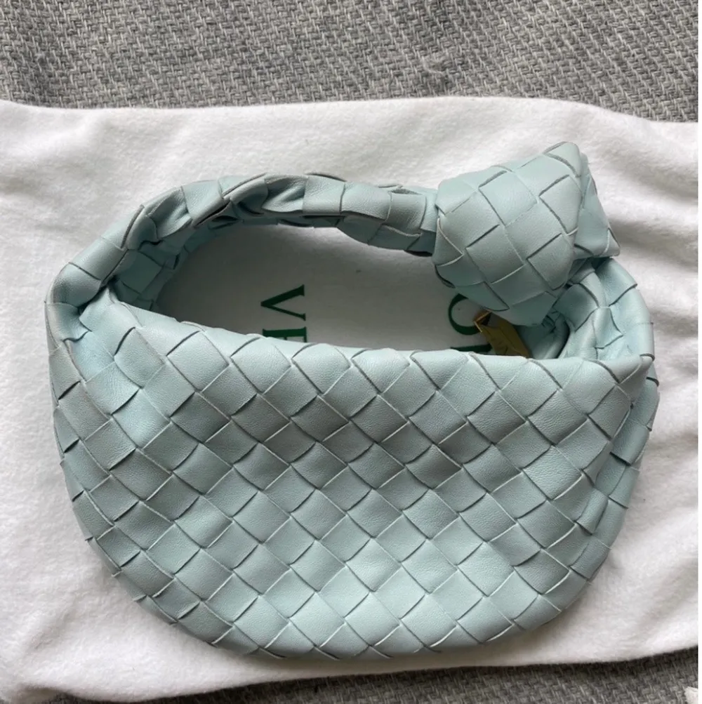 Säljer min bottega veneta väska i färgen teal wash. För mer bilder är det bara att fråga! För en snabb affär kan jag gå ner i pris!. Väskor.