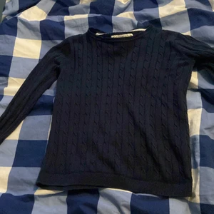 Tröja - Helt vanlig tröja använd få gånger. Säljer för 60kr (+frakt).