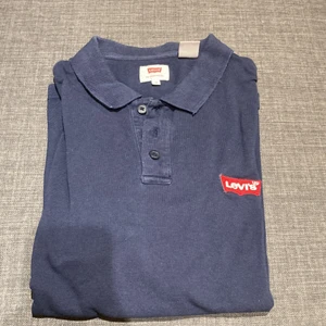 Levi’s Piké  - Fin Levi’s Pikétröja, skick 8/10, ett väldigt basic plagg som passar till de flesta tillfälligheterna   Kan gå ner i pris vid snabb affär 