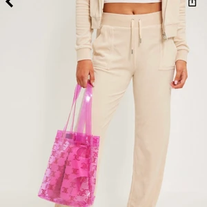 Juicy Couture byxor  - Nu säljer jag min nästan helt oanvända juicy byxor som jag köpte i juni! Nypris är 999kr och är helt slutsålda på hemsidan. Super fina och jättesköna byxor i färgen Sand. Inget byte
