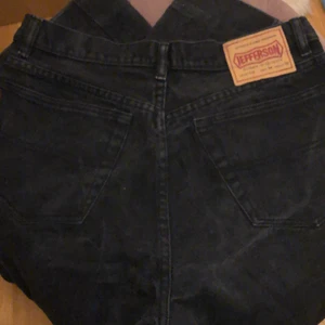 Jefferson jeans - Herrmodell från jefferson men funkar för tjejer med som mer baggy jeans. Bra skick och väldigt sköna men har väldigt många liknande jeans och använder inte alla💕