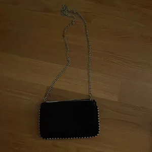 Säljer denna zara väskan!! (Ej spårbar frakt!!) - Säljer denna super söta zara väskan då den knappt kommer till användning. Jag köpte den i vintras för 229 och har använt den en gång. 