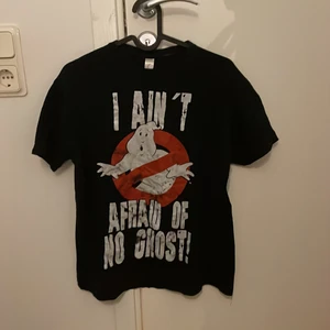 Svart tröja med ghostbusters tryck - En ganska gammal tröja. Rätt använd men det har fått den att se mer vintage ut. Tycker den är coolare nu än förr. Säljer på grund av att den ej passar