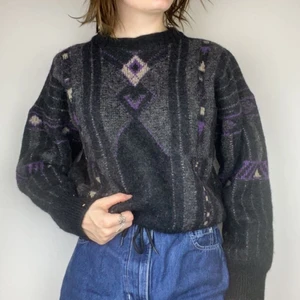 Stickad tröja - Mönstrad tröja i vad jag tror är ull. Jättemysig men kommer ej till användning.   Köpare står för frakt. Kan mötas upp men tar också Swish. 