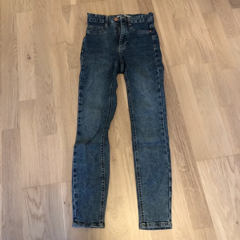 Skinnet jeans some jättefina på, köpta från Gina Tricot, stl xs petite (skriv för mer bilder, köpta för 250. Jeans & Byxor.