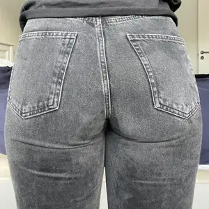 Snygga straight fitted, högmidjade svarta jeans med inga tydliga defekter. Har haft dessa jeans i drygt ett år. Frakt tillkommer (49kr)