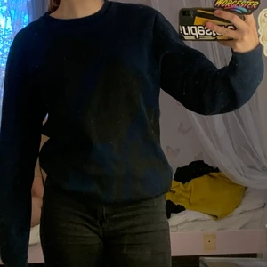 Adidas tröja - Mörkblå adidas tröja i storlek S men den är ganska stor i storleken så sitter mellan S och M. Den är i mycket gott skick och nästan inte använd