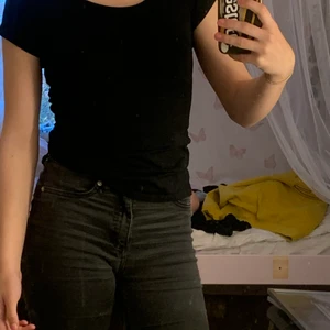 T-shirt - En vanlig svart tröja från kappahl nästan inte använd. Den är lite smått U ringad men inget som märks