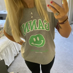 Ganni t-shirt - Säljer min fina Ganni tröja eftersom den ej kommer till andvändning längre, t-shirten är som ny och knappt andvänd, köpt för 850kr