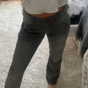 Grå midwaist jeans  - (Lånade bilder) köpta av en tjej här på Plick, men de va dessvärre lite för små på mig så väljer att sälja vidare de!😊