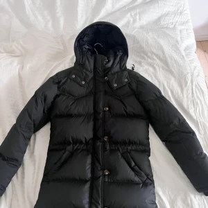 Boomerangjacka  - Säljer nu min fina boomerang jacka som är i storlek S. Har använts fåtal gånger eftersom jag alltid tyckt att den sitter lite tajt på mig så nu är det dags att köpa en i större storlek hehe! Den är i väl skick och nypris ligger runt 5-6 tusen.