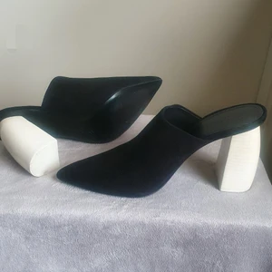 Mules i svart mocka fr Mercedes Castillo - Mules i svart mocka fr Mercedes Castillo, str 39, som nya, pris 1 000 kr