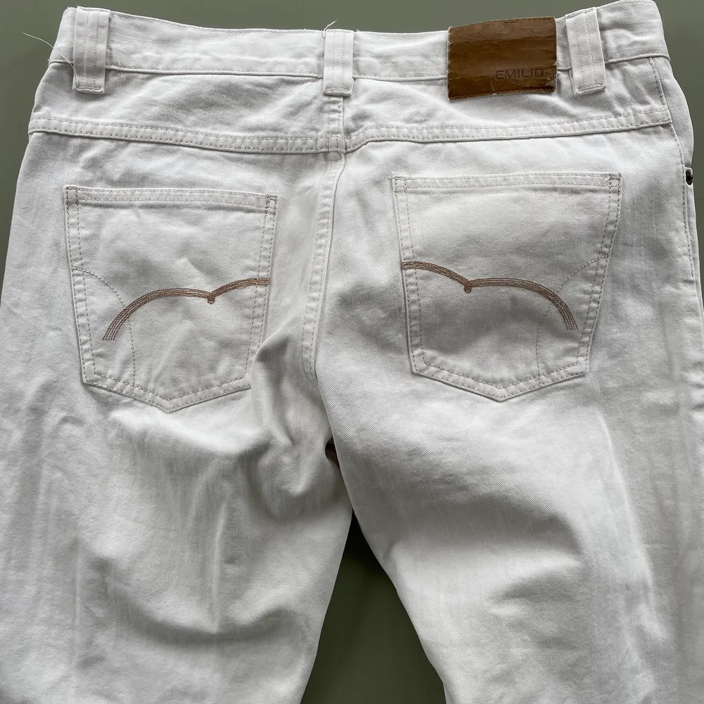 Vita lågmidjade och lite baggy jeans. . Jeans & Byxor.