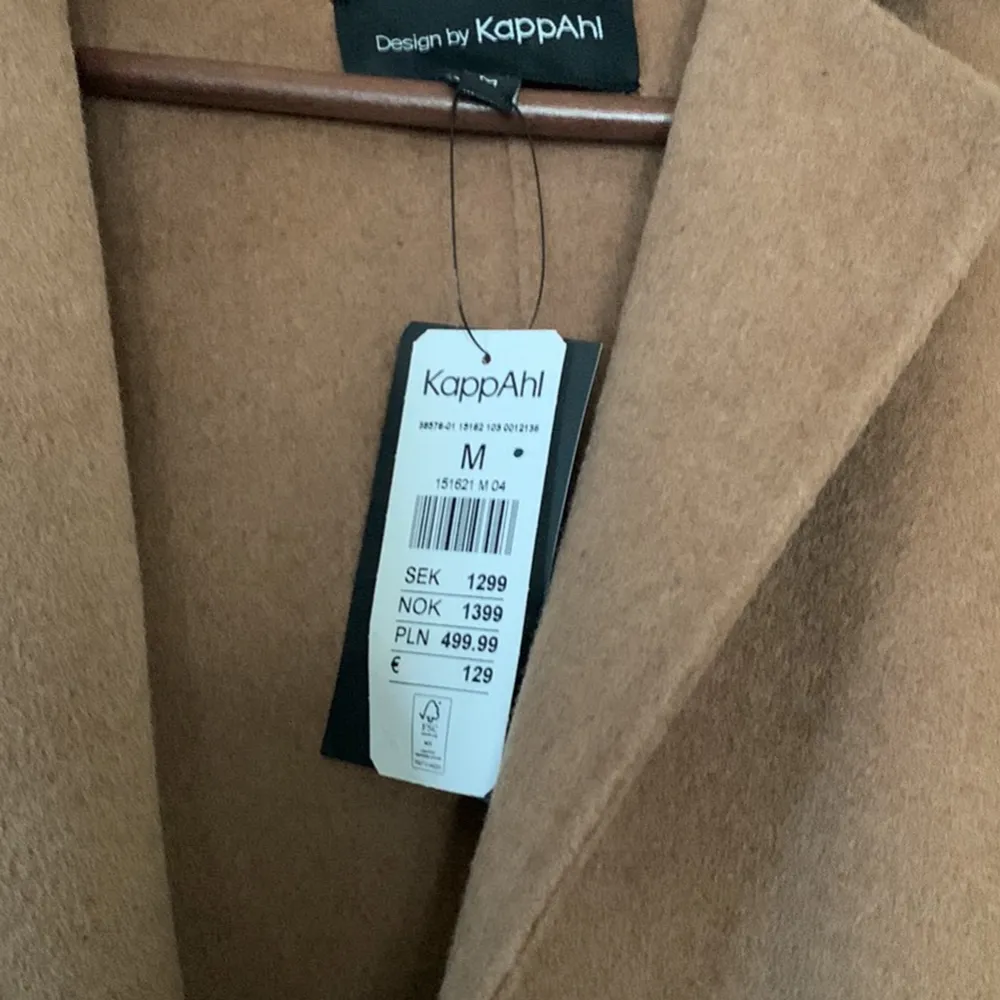 Säljer min fina kappa som inte gick till användning. Perfekt till höst.  Finns i Karlstad, kan skickas mot fraktkostnad. Nytt pris 1299 Mitt pris 400. Jackor.