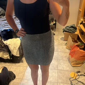 Glittrig tight kjol - Mycket fint skick, säljer då den inte kommer till användning.😊 Aldrig använd, lappen sitter kvar!Strechig, passar L med.