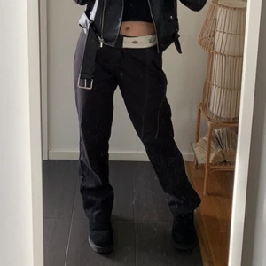 Dickies byxor  - Dickies byxor unisex. Storlek 29/32, både för herr och dam så jag som vanligtvis har 26/27 i midja passar de mig som är tjej, säljer pga växt ur de. Mycket fint skick  Dickies 874 Original Work Byxa, slutsålda 