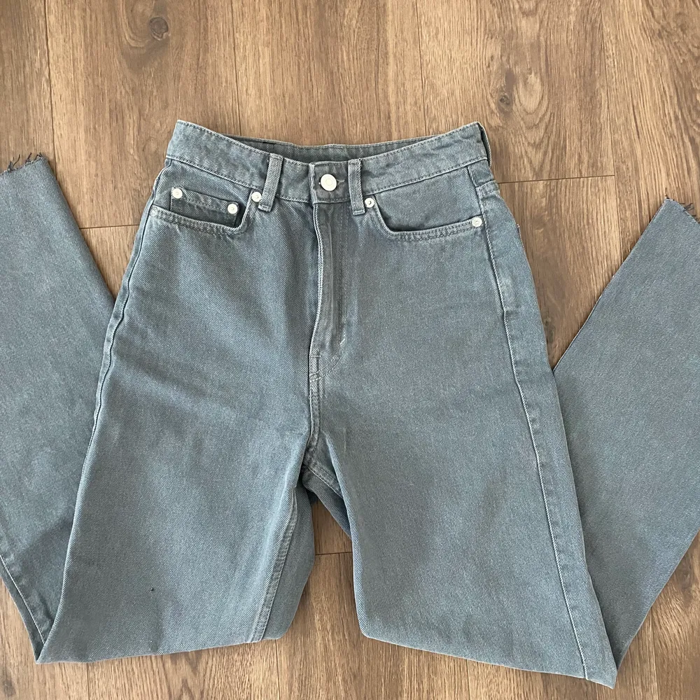 Grå Weekday jeans i modellen rowe🥰 nypris. 500kr och slutsålda i denna färg på hemsidan!!☺️ klicka ej på köp nu innan du haft kontakt med mig💙 Skriv för mer information eller fler bilder💕. Jeans & Byxor.