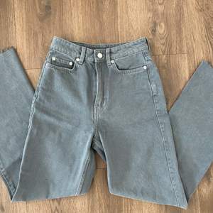 Grå Weekday jeans i modellen rowe🥰 nypris. 500kr och slutsålda i denna färg på hemsidan!!☺️ klicka ej på köp nu innan du haft kontakt med mig💙 Skriv för mer information eller fler bilder💕