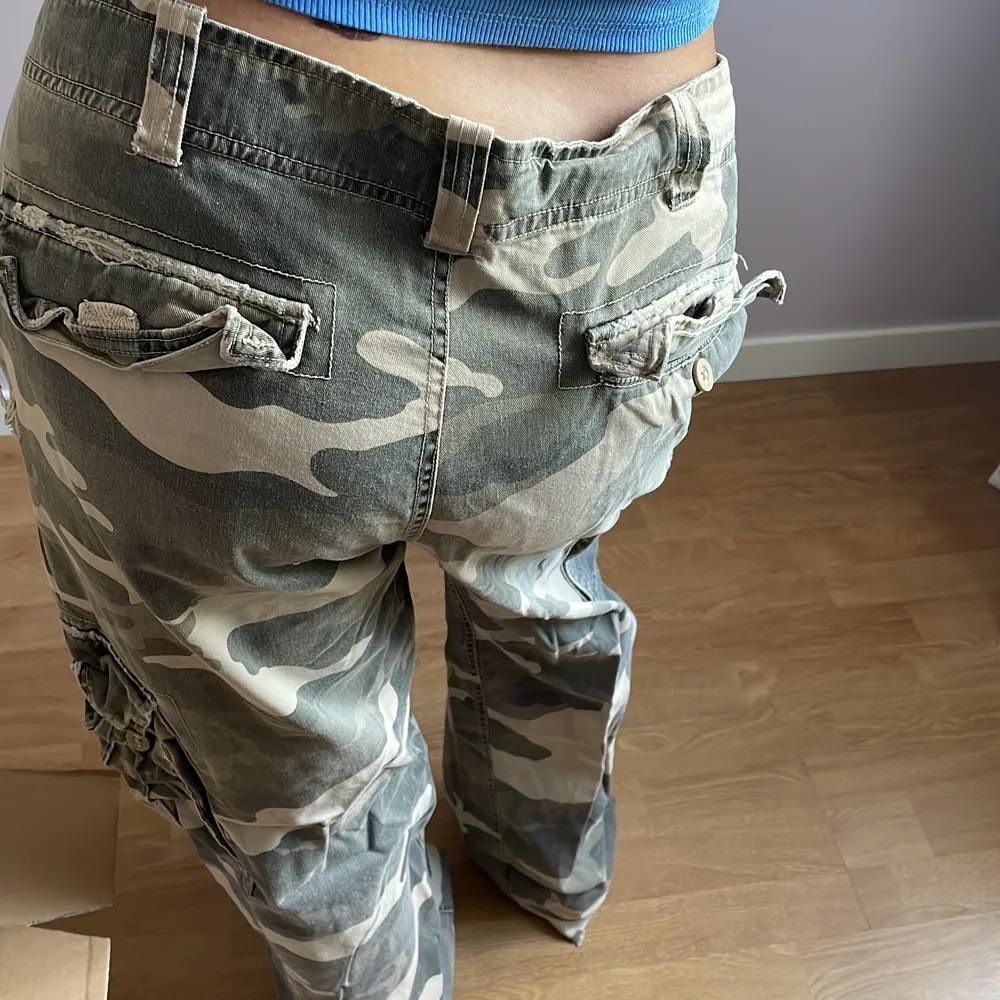 Size - L/XL, Condition- thrifted and worn but good condition, Style - low waisted, over sized army print cargo pants, Best fit - waist 32-36 or L/XL. Jeans & Byxor.