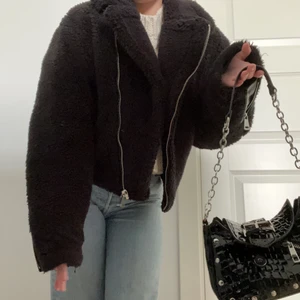 Teddy jacka från Nakd!! - Säljer min teddy jacka från Nakd för 180 kr + frakt! Storleken är xs och är perfekt att använda nu när det börjar bli kallare 🧸🤎 Den är inte använd så många gånger!! Nypris var 899 kr
