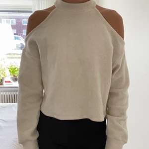 Långärmad tröja, Gina tricot strl S  - Långärmad tjockare tröja från Gina Tricot i storlek S. Mjuk och skön, haft ett tag men inte mycket använd. Beige/vit 150kr plus frakt