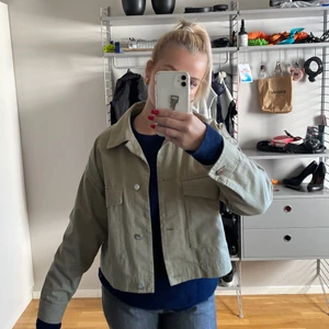 Kort jacka - Snygg grönaktig jacka i jeansliknande material💚